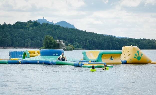Zákaz koupání v Máchově jezeře. Rekordně teplá voda obsahuje příliš mnoho sinic
