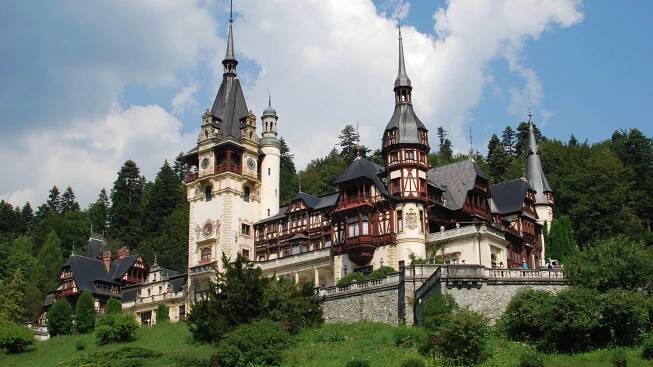 Peles Castle is set in beautiful mountainous surrounds. Credit: Remes Pereni, CC-BY-2.0.