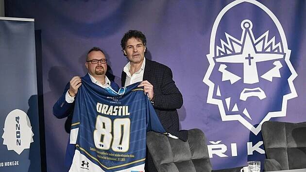 Nový kladenský majitel Tomáš Drastil přebírá dres od Jaromíra Jágra.