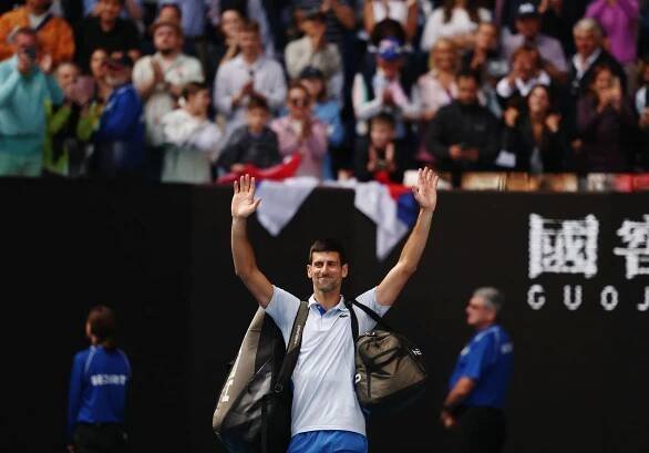 Djokovič se loučí. V Melbourne prohrál po neuvěřitelných 33 zápasech, sérii výher držel od roku 2019. Od jeho poslední porážky v osmifinále 2018 s Korejcem Čong Hjonem uplynulo 2195 dní. Před dvěma lety se turnaje neúčastnil, když do Austrálie přicestoval bez povinné vakcinace proti covidu-19, vloni se ale znovu vrátil na trůn.