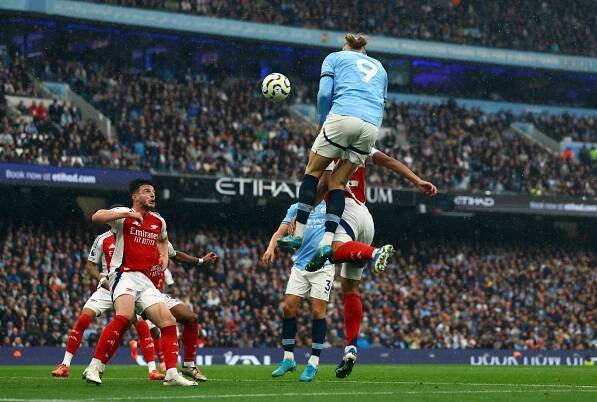 Arsenal v deseti přišel o výhru nad City až v závěru. Leverkusen přestřílel Wolfsburg