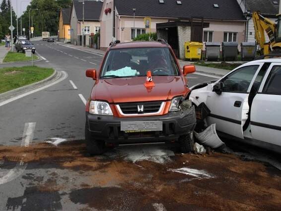 Mladý šofér zavinil nehodu, boural v protisměru