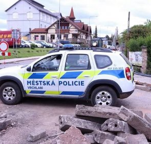 Městská policie kontroluje dodržování omezení vjezdu v Komenského ulici | Vrchlabinky