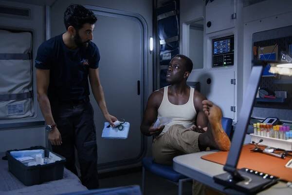 Away - Vesmírní psi - Z filmu - Ray Panthaki, Ato Essandoh