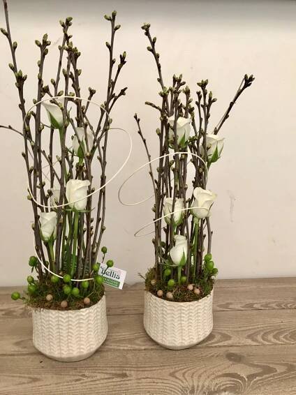 Bloemstukken met kersenbloesemtakjes | Easter flower arrangements, Easter flowers, Flower decorations