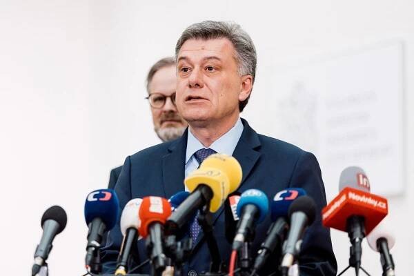 Hádka o bitcoiny: Blažek v tom nejel sám, tvrdí Malá. Opozice chce konec celé vlády