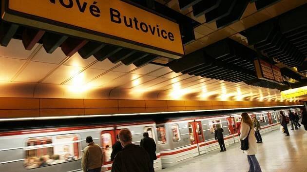 Tragédie v metru. Mladá žena na Andělu nepřežila pád do kolejiště