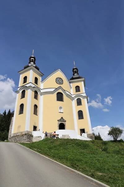 Dominantou  Neratova je  unikátní kostel  s prosklenou střechou.