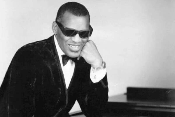 Ray Charles ve svém typickém postoji.