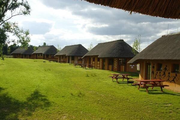 Dvorská zoo nabízí přenocování v luxusních stanech u výběhu