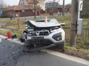 Srážka aut v Bludově: dva zranění a škoda za 600 tisíc