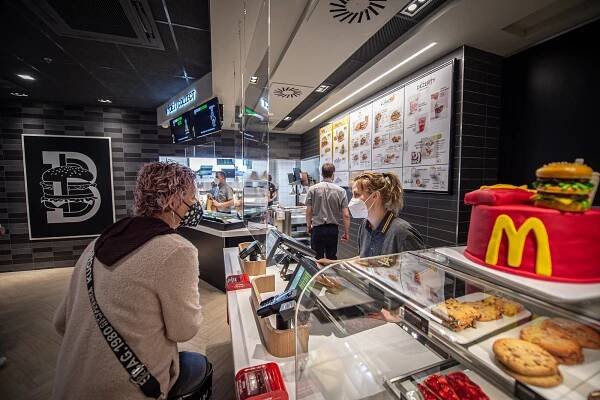 McDonald ́s v Havířově otevřel, podívejte se! Na hamburger přijel i Miloš Holaň
