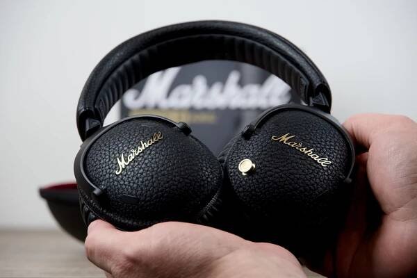 Marshall Monitor III ANC - headphones earcups outside hands 2
