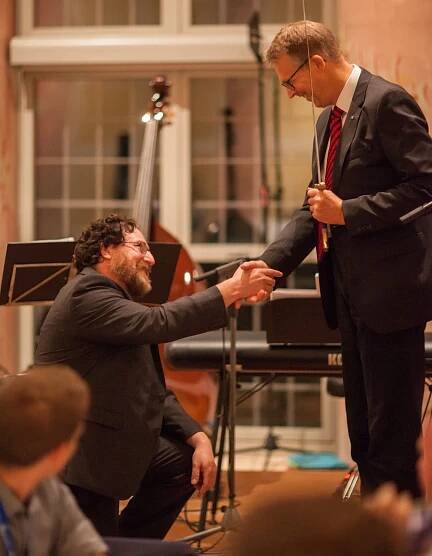 Prof. Craig Arnold after beeing knighted as Knight of Laser Technology 2018 by Prof. Frank Vollertsen