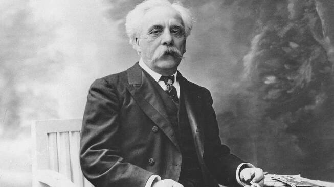 Porträt des Komponisten Gabriel Fauré in schwarz-weiß.