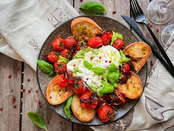 Víno & jídlo: Čerstvý sýr Burrata s grilovanými rajčaty a bazalkovým pestem - vařilamyšička.cz