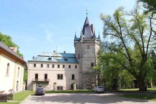Pobyt v pokoji či apartmánu na zámku Lobeč: snídaně, láhev vína a piknikový koš či prohlídka zámku Stránov
