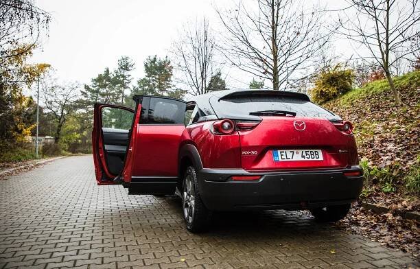 Stylovka do města: Elektrická Mazda MX-30 má své kouzlo, ale obstojí jen na krátké vzdálenosti