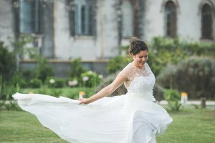 Jednoduché svatební šaty pro plnoštíhlé: 6 rad i tipů | Extrafit.cz