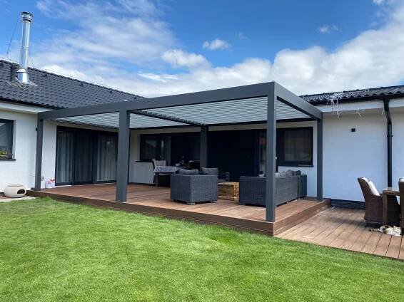 PERGOLA ALUX BIOclimatic - u rodinného domu
