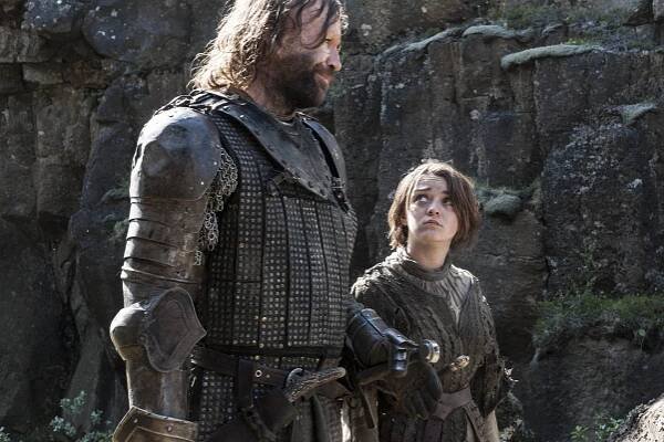 Hra o trůny - Hora a Rudá zmije - Z filmu - Rory McCann, Maisie Williams