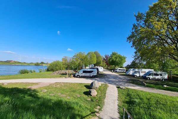 Wohnmobilstellplatz: Stellplatzbereiche Norderelbe 1. & 2. Reihe - Wohnmobilhafen Elbepark Bunthaus Hamburg