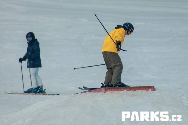 Reporty z kempů - návrhy snowparků a výroba snowboardových překážek