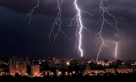 blesková bouře nad městem - hromosvodem - stock snímky, obrázky a fotky