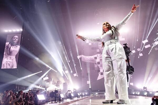 Recenze: Královna českého popu Ewa Farna vyprodala O2 arenu. Přivedla Dyka i manžela