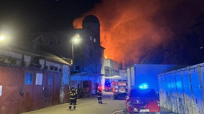 Požár v Berouně zachvátil pekárnu. Platí třetí stupeň poplachu