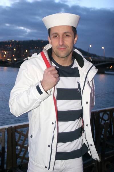 Tomáš Krejčíř v pruhovaném tričku jako námořník. 