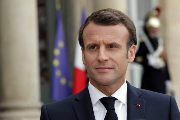Macron táhne do války