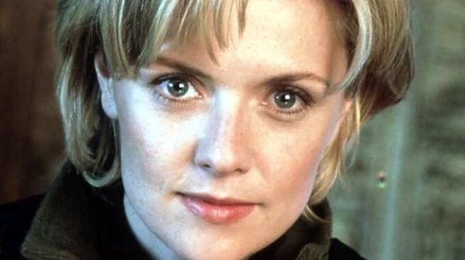 Pamatujete na Carterovou z Hvězdné brány? Amanda Tapping radikálně mění image a po 23 letech je stále šik