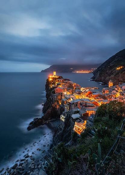 THE LIGHTS OF VERNAZZA