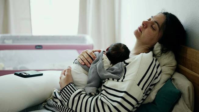 Spánková deprivace u matek: Co pomáhá na nevyspání?