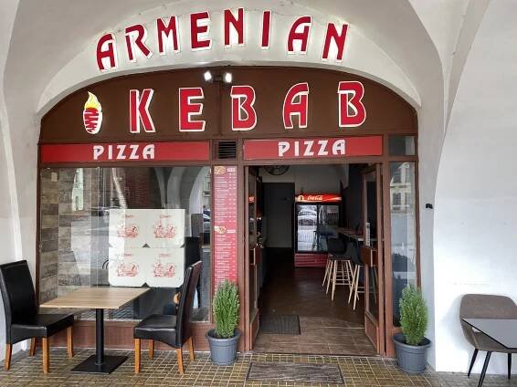 Döner nebo dürüm kebab i se sýrem v centru Hradce: žádná rezervace, otevřeno do noci