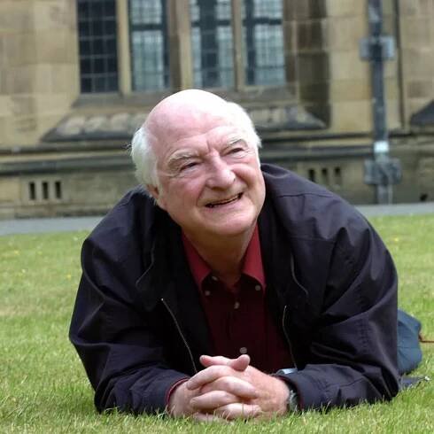 Tributes pour in for inspiring poet and academic Gwyn Thomas