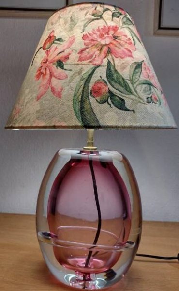 Růžové stínidlo na lampu
