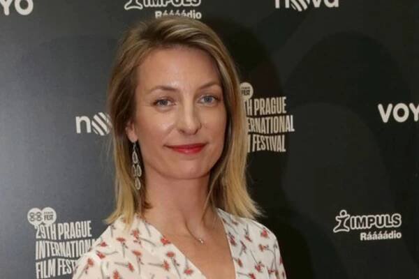 Módní policie: Anna Polívková dorazila na Febiofest v noční košili. Nezachránila to ani kabátem - OnlyU