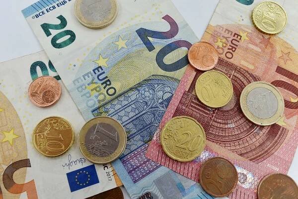 Češi si stále radši spoří v euru, nejvíce za posledních třináct let. Nyní, když je euro v rekordní „slevě“, mají i ti ostatní příležitost zřídit si eurový účet za výhodných podmínek