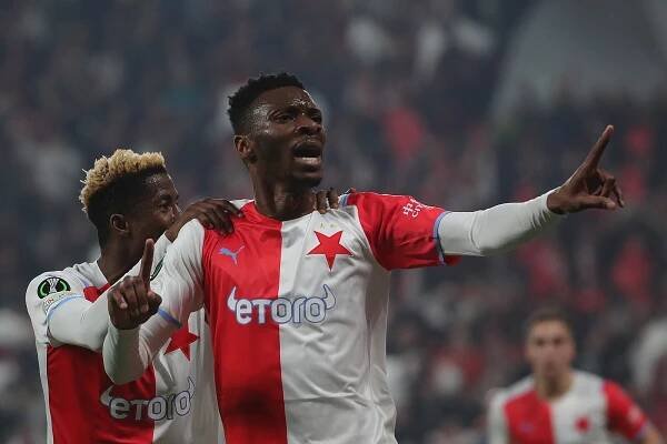 Slávista Ibrahim Traoré (vpravo) a spoluhráč Peter Olayinka se radují z gólu...
