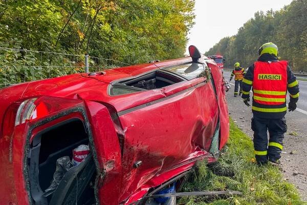 Sobotní nehoda v Paskově, auto skončilo po kotrmelcích na boku