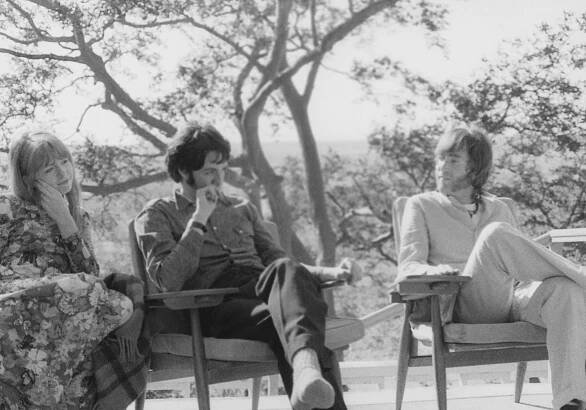 PATTIE BOYD Jane Asher, Paul and John in discussion. 1968,