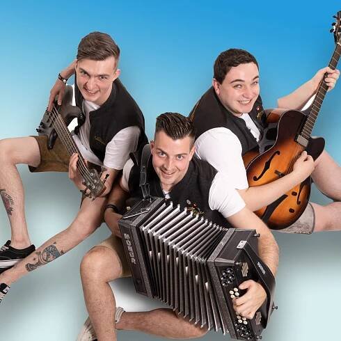 Sunnseitn, Tobias Kaindlbauer, Uwe Huber, Dominik Bada, heller Hintergrund, Lächeln, Steirische Harmonika, Gitarre, Bassgitarre, Gruppenfoto