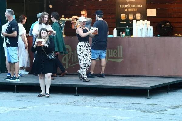 Aňa Geislerová na zahájení v exkluzivních šatech! Na látku se použilo 300 litrů piva