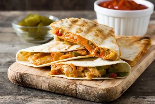 Quesadilla zapečená se šunkou a sýrem