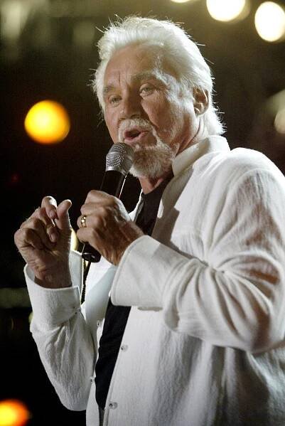 Ve věku 81 let odešla legenda country: Kenny Rogers zemřel obklopen svou rodinou