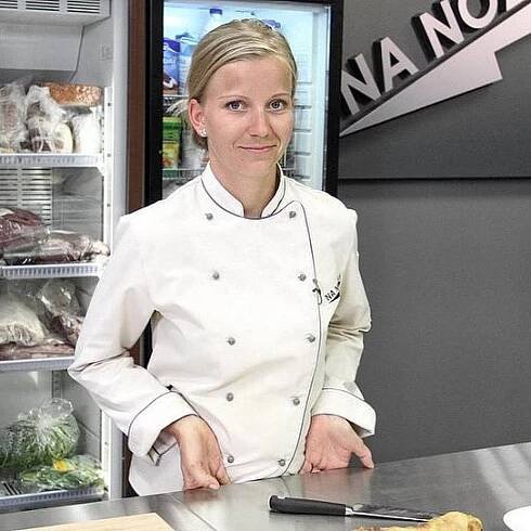 Zákusek by neměl stát víc než 200 korun, i když v cizině je to běžné, říká cukrářka Iveta Fabešová.
