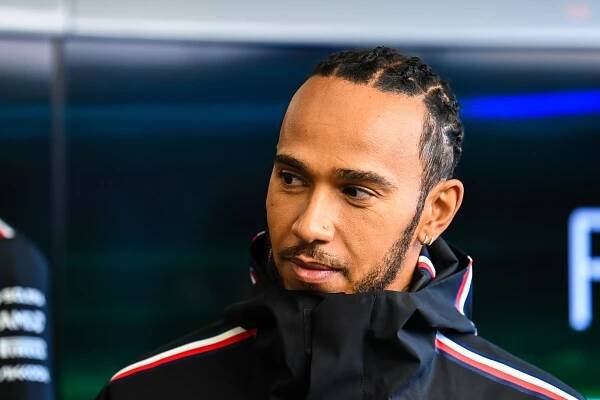 Rebelující Lewis Hamilton bije na | nastartu.cz 