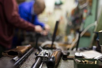 rozebraná brokovnice na pracovním stole pistolníka ve zbrojní dílně - brokovnice - stock snímky, obrázky a fotky